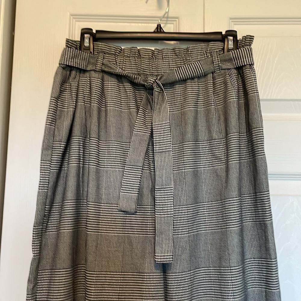 Women’s XXL Art Class ruffle waist wide leg dress pants. Houndstooth plaid belt